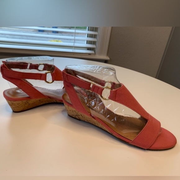 Aerosoles size 8 sandals Salmon Pink sandals. Velcro closure. GUC. 🦩🎀🌺 - Picture 11 of 12